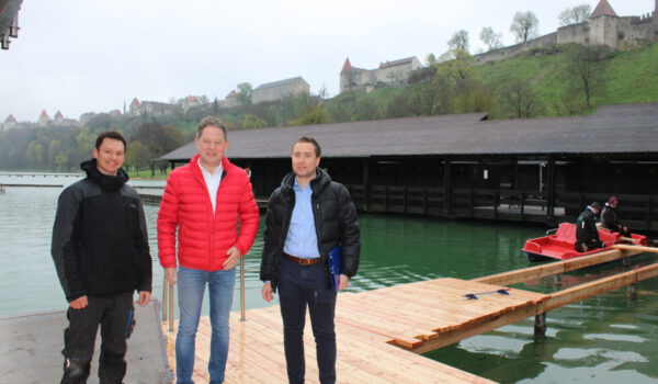 Noch während die Baumaßnahmen liefen, begutachtete Burghausens Erster Bürgermeister Florian Schneider (Mitte) gemeinsam mit Stefan Sajdak (re.), kaufmännischer Leiter der Bäder Burghausen, und Wöhrsee-Leiter Dennis Clemens, die Neuerungen auf dem Gelände des Wöhrseebads Fotocredit: Stadt Burghausen/sast