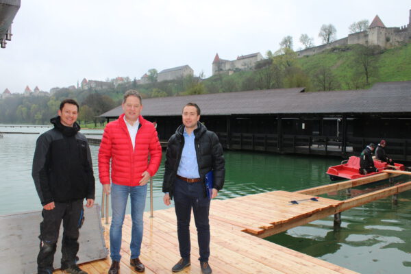 Noch während die Baumaßnahmen liefen, begutachtete Burghausens Erster Bürgermeister Florian Schneider (Mitte) gemeinsam mit Stefan Sajdak (re.), kaufmännischer Leiter der Bäder Burghausen, und Wöhrsee-Leiter Dennis Clemens, die Neuerungen auf dem Gelände des Wöhrseebads Fotocredit: Stadt Burghausen/sast Noch während die Baumaßnahmen liefen, begutachtete Burghausens Erster Bürgermeister Florian Schneider (Mitte) gemeinsam mit Stefan Sajdak (re.), kaufmännischer Leiter der Bäder Burghausen, und Wöhrsee-Leiter Dennis Clemens, die Neuerungen auf dem Gelände des Wöhrseebads Fotocredit: Stadt Burghausen/sast