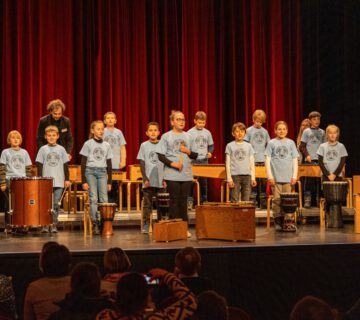 Begeistert bei der Sache: Die Schlagwerkklasse singt mit ihrem Lehrer José Fernando Elias Fotocredit: Musikschule/Dirk Hermes