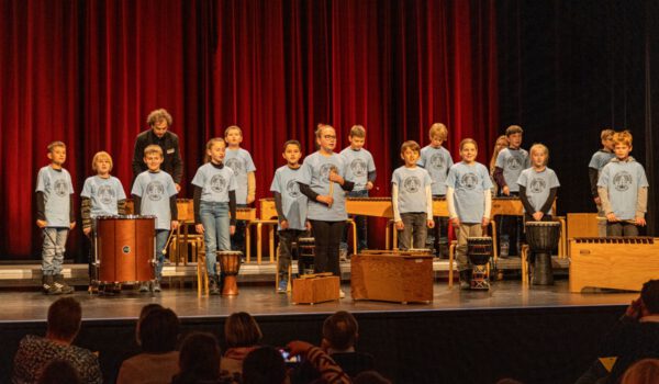 Begeistert bei der Sache: Die Schlagwerkklasse singt mit ihrem Lehrer José Fernando Elias Fotocredit: Musikschule/Dirk Hermes