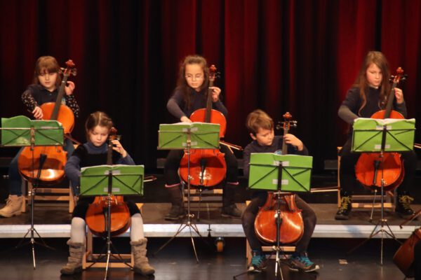 Junge Streicher auf großer Bühne – konzentriert und mit großem Herzen bei der Sache Fotocredit: Musikschule/Dirk Hermes Junge Streicher auf großer Bühne – konzentriert und mit großem Herzen bei der Sache Fotocredit: Musikschule/Dirk Hermes