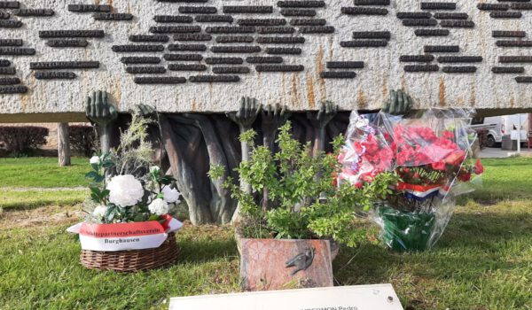 Gebinde des Städtpartnerschaftverein Burghausen am Mahnmal der verschleppten und deportierten Bürger aus La Capelle Biron