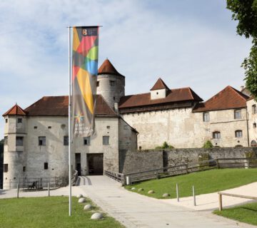 Am Sonntag, 21. Mai kann man einen Ausflug zur weltlängsten Burg mit kostenlosen Eintritten ins Stadtmuseum und ins Haus der Fotografie kombinieren. © Burghauser Touristik