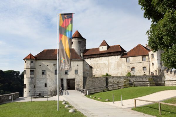 Am Sonntag, 21. Mai kann man einen Ausflug zur weltlängsten Burg mit kostenlosen Eintritten ins Stadtmuseum und ins Haus der Fotografie kombinieren. © Burghauser Touristik Am Sonntag, 21. Mai kann man einen Ausflug zur weltlängsten Burg mit kostenlosen Eintritten ins Stadtmuseum und ins Haus der Fotografie kombinieren. © Burghauser Touristik