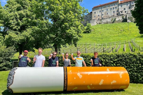Die Kippe mit Projektteam und Kulissenbauer Oliver Hiefinger mit Sozialreferentin Sabine Bachmeier (re.) Foto Königseder Die Kippe mit Projektteam und Kulissenbauer Oliver Hiefinger mit Sozialreferentin Sabine Bachmeier (re.) Foto Königseder