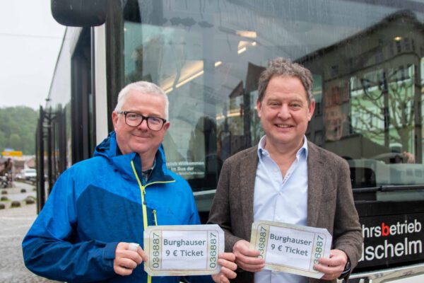 Erster Bürgermeister Florian Schneider (l.) und Martin Hinterwinkler, Leiter des Ordnungsamts in Burghausen, mit symbolischen 9-Euro-Tickets am Stadtplatz. Fotocredit: Stadt Burghausen/ebh Erster Bürgermeister Florian Schneider (l.) und Martin Hinterwinkler, Leiter des Ordnungsamts in Burghausen, mit symbolischen 9-Euro-Tickets am Stadtplatz. Fotocredit: Stadt Burghausen/ebh