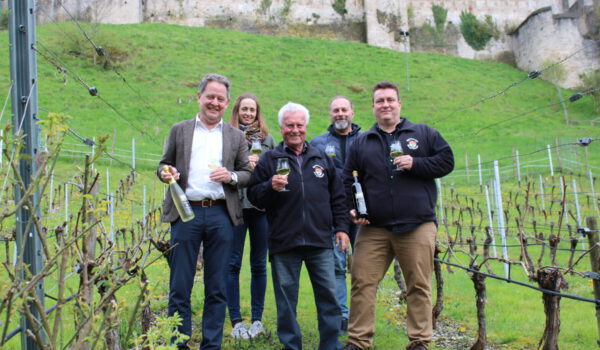 Gwax 2022 - Weinprobe im April 2023 am Burghauser Weinberg: Erster Bürgermeister Florian Schneider, Leiterin Umweltamt Sarah Freudlsperger, Weinbauer Curt Pfeifenthaler, Bauhofleiter Peter Schweikl und Weinbauer Thomas Pfeifenthaler Fotocredit: Stadt Burghausen/sast