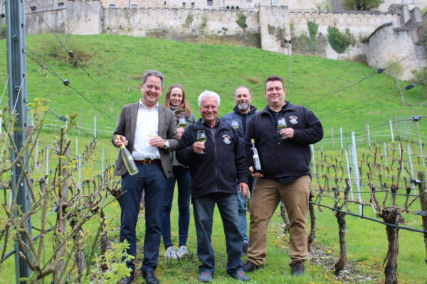 Gwax 2022 - Weinprobe im April 2023 am Burghauser Weinberg: Erster Bürgermeister Florian Schneider, Leiterin Umweltamt Sarah Freudlsperger, Weinbauer Curt Pfeifenthaler, Bauhofleiter Peter Schweikl und Weinbauer Thomas Pfeifenthaler Fotocredit: Stadt Burghausen/sast Gwax 2022 - Weinprobe im April 2023 am Burghauser Weinberg: Erster Bürgermeister Florian Schneider, Leiterin Umweltamt Sarah Freudlsperger, Weinbauer Curt Pfeifenthaler, Bauhofleiter Peter Schweikl und Weinbauer Thomas Pfeifenthaler Fotocredit: Stadt Burghausen/sast