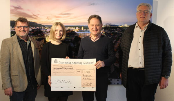 Gemeinsam für eine gute Sache: Richard Noll, Abteilungsleiter Fußball TV 1868 (li.), Erster Bürgermeister Florina Schneider (2. v. re.) und Norbert Stranzinger, Vorsitzender TV 1868 (re.) übergaben Silvana Morgenstern von der Kinderkrebshilfe BALU Altötting eine großzügige Spende von 1.500 Euro für die wohltätige Organisation Fotocredit: Stadt Burghausen/sast