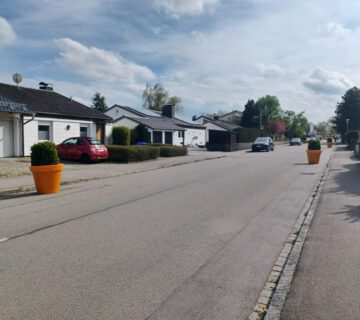 Die 20 orangen Pflanztröge der Stadt Burghausen zieren zukünftig links und rechts die Straßenseiten der Marienberger Straße      Fotocredit: Stadt Burghausen