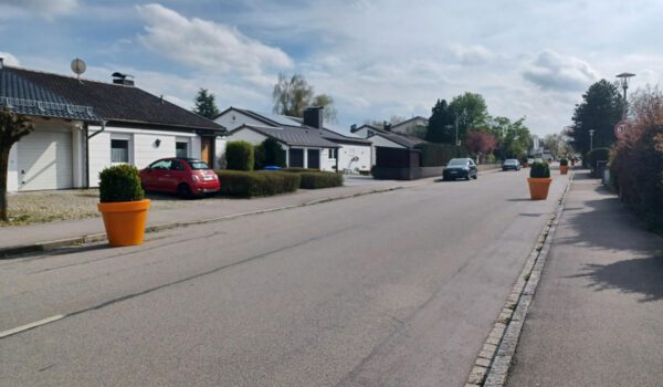 Die 20 orangen Pflanztröge der Stadt Burghausen zieren zukünftig links und rechts die Straßenseiten der Marienberger Straße      Fotocredit: Stadt Burghausen