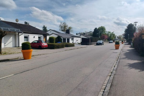 Die 20 orangen Pflanztröge der Stadt Burghausen zieren zukünftig links und rechts die Straßenseiten der Marienberger Straße Fotocredit: Stadt Burghausen Die 20 orangen Pflanztröge der Stadt Burghausen zieren zukünftig links und rechts die Straßenseiten der Marienberger Straße Fotocredit: Stadt Burghausen