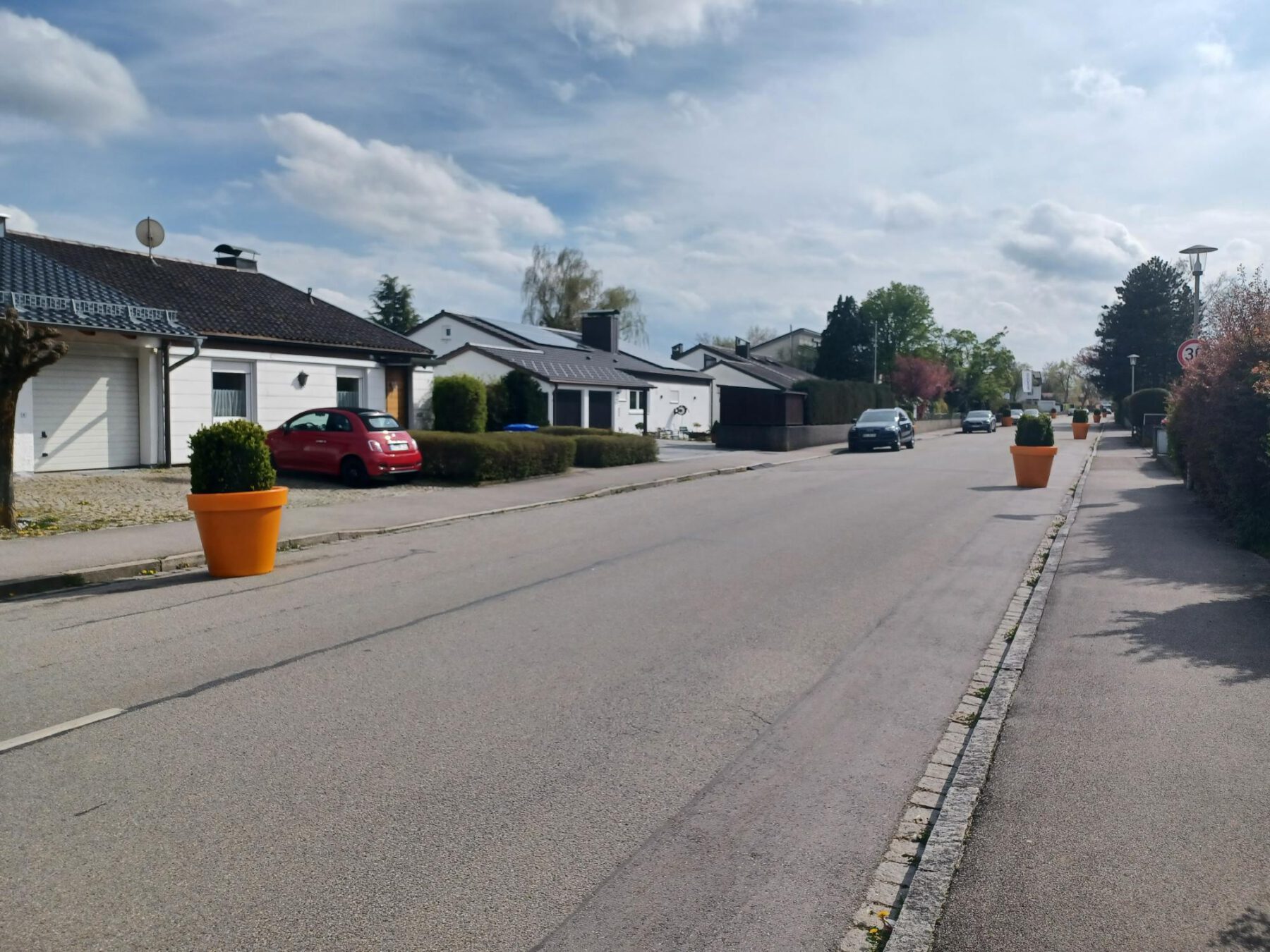Die 20 orangen Pflanztröge der Stadt Burghausen zieren zukünftig links und rechts die Straßenseiten der Marienberger Straße      Fotocredit: Stadt Burghausen