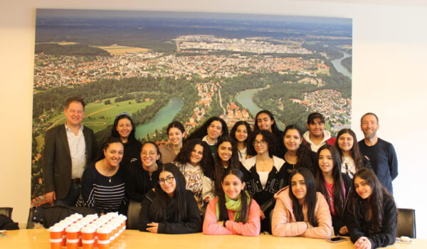 Ungewöhnlicher Besuch: Im Rahmen ihres Schüleraustauschs mit dem Aventinus-Gymnasium Burghausen (AVG) besuchten die 16 Besucherinnen aus Alexandria Burghausens Ersten Bürgermeister Florian Schneider (li.) im Rathaus. Begleitet wurden die Neunt- und Zehntklässlerinnen von zwei Lehrerinnen der Deutschen Schule der Borromäerinnen (DSB; mittlere Reihe von li.) und dem AVG-Koordinator des Austausches Stefan Angstl (re.) Fotocredit: Stadt Burghausen/sast