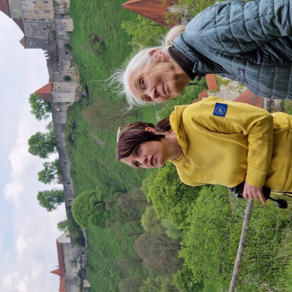 Im Anschluss besuchten Jane Goodall und ihr Team noch die Waldrappe am Pulverturm Fotocredit: Stadt Burghausen/ebh