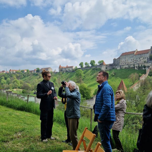 PM 112 Stadt Burghausen Jane Goodall Besuch Waldrappe