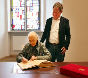 Jane Goodall trägt sich ins Goldene Buch der Stadt ein Fotocredit: Burghauser Touristik GmbH