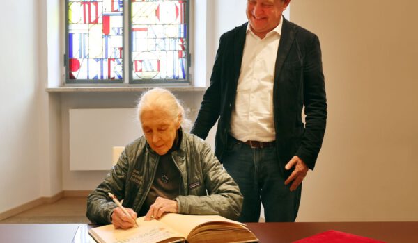 Jane Goodall_Eintrag Goldenes Buch Burghausen_230503_c_Burghauser Touristik