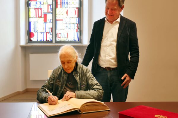 Jane Goodall_Eintrag Goldenes Buch Burghausen_230503_c_Burghauser Touristik Jane Goodall_Eintrag Goldenes Buch Burghausen_230503_c_Burghauser Touristik