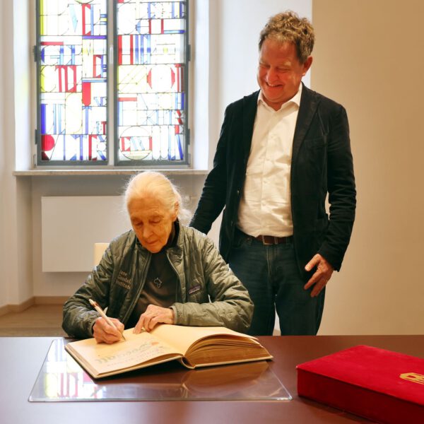 Jane Goodall_Eintrag Goldenes Buch Burghausen_230503_c_Burghauser Touristik