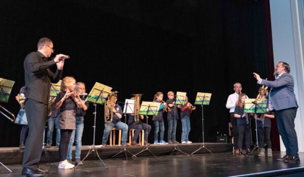 Die Bläserklasse der 2. und 3. Klasse der Hans-Stethaimer-Schule Raitenhaslach beim Konzert im Stadtsaal Fotocredit: Stadt Burghausen/ebh