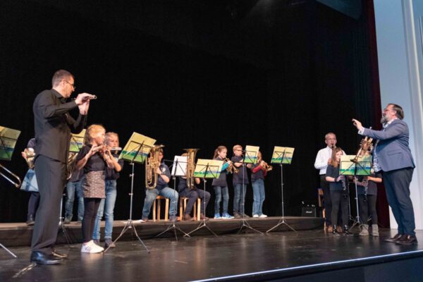 Die Bläserklasse der 2. und 3. Klasse der Hans-Stethaimer-Schule Raitenhaslach beim Konzert im Stadtsaal Fotocredit: Stadt Burghausen/ebh