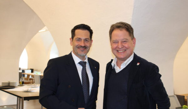 Begeistern sich beide für den gelungenen Wandel des ehemaligen Zisterzienserklosters Raitenhaslach in einen Ort des internationalen Austauschs: TUM-Präsident Thomas Hofmann und Burghausens Erster Bürgermeister Florian Schneider im TUM-Akademiezentrum Raitenhaslach Fotocredit: Stadt Burghausen/sast