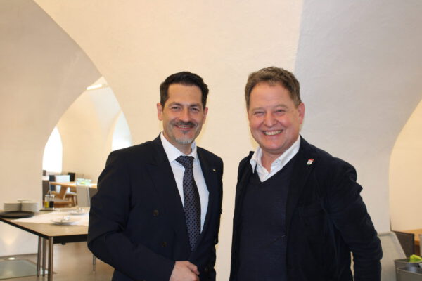 Begeistern sich beide für den gelungenen Wandel des ehemaligen Zisterzienserklosters Raitenhaslach in einen Ort des internationalen Austauschs: TUM-Präsident Thomas Hofmann und Burghausens Erster Bürgermeister Florian Schneider im TUM-Akademiezentrum Raitenhaslach Fotocredit: Stadt Burghausen/sast Begeistern sich beide für den gelungenen Wandel des ehemaligen Zisterzienserklosters Raitenhaslach in einen Ort des internationalen Austauschs: TUM-Präsident Thomas Hofmann und Burghausens Erster Bürgermeister Florian Schneider im TUM-Akademiezentrum Raitenhaslach Fotocredit: Stadt Burghausen/sast