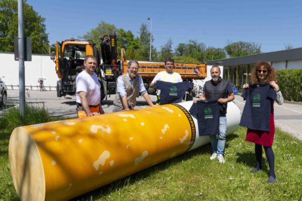 PM 124 Stadt Burghausen Ein Jahr Riesenkippe in Burghausen Seit einem Jahr wandert die Riesenkippe durch Burghausen. Momentan steht sie vor dem Wacker-Belegschaftshaus. Sabine Bachmeier, Sozialreferentin und Initiatorin des Kippenfrei-Projekts, mit Peter Schweikl (2. v. r.), Leiter des Bauhofs, und Christoph Kleiner (2. v. l.), Leiter der Pressestelle der Wacker Chemie AG