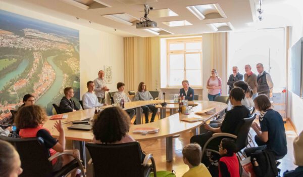 Die Schülerinnen und Schüler aus der französischen Partnerstadt Fumel zu Besuch im Rathaus Fotocredit: Stadt Burghausen/ebh