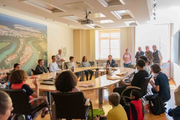Die Schülerinnen und Schüler aus der französischen Partnerstadt Fumel zu Besuch im Rathaus Fotocredit: Stadt Burghausen/ebh Die Schülerinnen und Schüler aus der französischen Partnerstadt Fumel zu Besuch im Rathaus Fotocredit: Stadt Burghausen/ebh