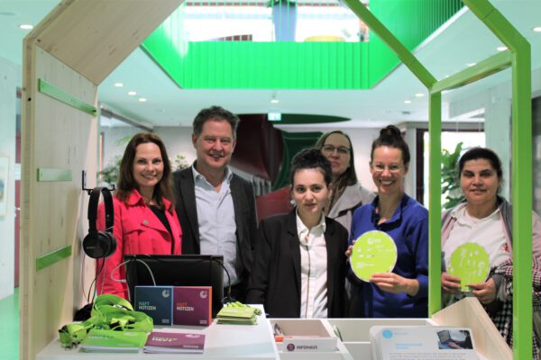 Integrations-Infohaus im Haus der Familie: Burghausens Erster Bürgermeister Florian Schneider begutachtet gemeinsam mit Julia Grekova, Allie Bakhi, Heike Hammad, Christine Auberger und Amal Moussa (v. li.) das umfangreiche Infomaterial © Stadt Burghausen/sast