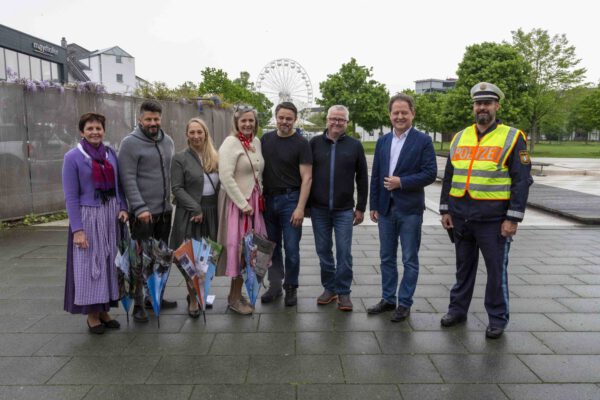 Gemeinsam für eine sichere Mai Wiesn: Irene Gessenharter (v.l.), Maximilian Mayrhofer vom Gewerbeverband, Simone Mayer als Geschäftsführerin des Werbering, Petra Forstpointner als Vorsitzende des Werbering, Klaus Richter Festwirt, Martin Hinterwinkler Leitung Ordnungsamt, Bürgermeister Florian Schneider und Peter Spiegelsberger Leitung PI Burghausen. Gemeinsam für eine sichere Mai Wiesn: Irene Gessenharter (v.l.), Maximilian Mayrhofer vom Gewerbeverband, Simone Mayer als Geschäftsführerin des Werbering, Petra Forstpointner als Vorsitzende des Werbering, Klaus Richter Festwirt, Martin Hinterwinkler Leitung Ordnungsamt, Bürgermeister Florian Schneider und Peter Spiegelsberger Leitung PI Burghausen.