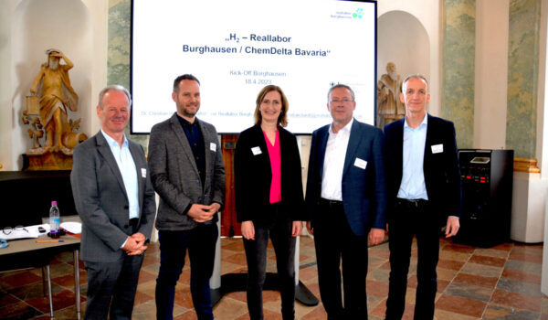 Hauptakteure des Wasserstoff Reallabors Burghausen (v.li): Anton Steinberger (Reallabor Burghausen gGmbH), Mark Pützer (Projektträger Jülich), Claudia Hein (Bundesministerium für Bildung und Forschung), Prof. Spliethoff (TUM – Lehrstuhl für Energiesysteme), Dr. Christian Hackl (Reallabor Burghausen gGmbH und Gesamtprojektleitung) (Foto: Reallabor Burghausen gGmbH)