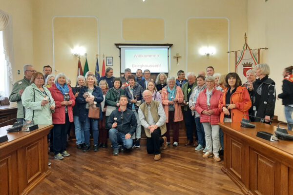 Empfang Sitzungssaal Rathaus Großartige Bürgerreise des Städtepartnerschaftvereins Burghausen nach Sulmona vom 13. – 21. Mai 2023 - Empfang im Rathaus