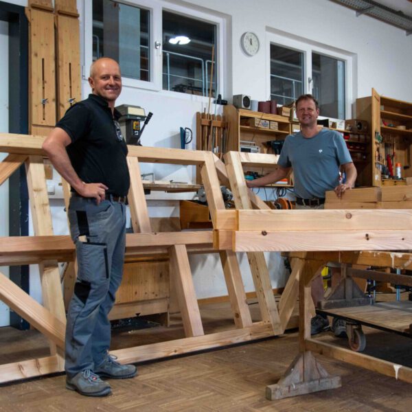 Christoph Bonauer (Leiter der städtischen Schreinerei) und sein Kollegen Markus Salzinger beim Bauen der Holzplattformen © Stadt Burghausen/ebh