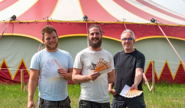 Marcel Anslinger, Leiter des Freizeitheims und Zeltwart bei Kultur im Zelt, Florian Zitzelsberger, Leiter des JUZ/Jugendbüros, und Hannes Schwanker, Leiter der Burghauser Kinder- und Jugendarbeit, mit den Freikarten für die Hip-Hop-Night.