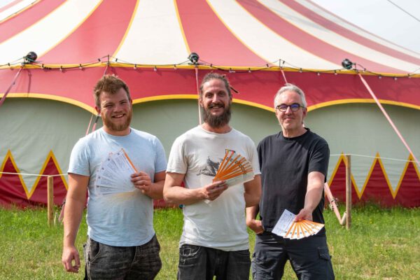 Marcel Anslinger, Leiter des Freizeitheims und Zeltwart bei Kultur im Zelt, Florian Zitzelsberger, Leiter des JUZ/Jugendbüros, und Hannes Schwanker, Leiter der Burghauser Kinder- und Jugendarbeit, mit den Freikarten für die Hip-Hop-Night. Marcel Anslinger, Leiter des Freizeitheims und Zeltwart bei Kultur im Zelt, Florian Zitzelsberger, Leiter des JUZ/Jugendbüros, und Hannes Schwanker, Leiter der Burghauser Kinder- und Jugendarbeit, mit den Freikarten für die Hip-Hop-Night.