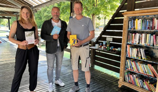 Glückliche Gesichter bei den Bücherschrank- und Literatur-Lieferungen am Wöhrsee und im Freibad. Christin Moll, Leiterin der Stadtbibliothek, Peter Schweikl, Leiter Bauhof, Markus Salzinger Schreiner im Bauhof und Florian Moser von der Bäderleitung der Bäder Burghausen. Fotocredit: Stadt Burghausen / Königseder