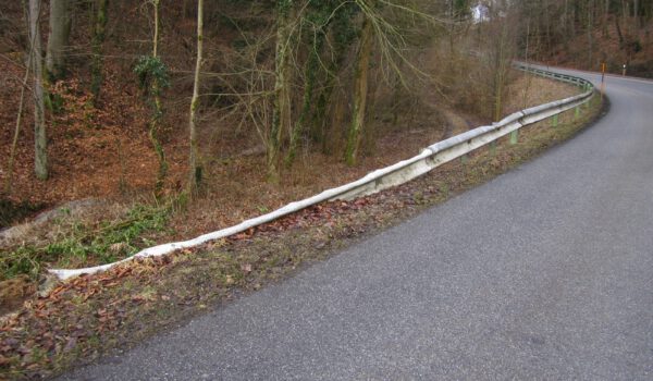 PM 156 Stadt Burghausen Die Leitplanken am Marienberg müssen erneuert werden