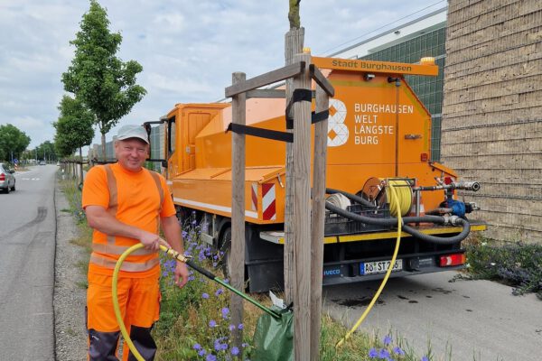 Seit 20 Jahren kümmert sich Konstantin Alles schon um die Bewässerung der städtischen Pflanzen © Stadt Burghausen/ebh Seit 20 Jahren kümmert sich Konstantin Alles schon um die Bewässerung der städtischen Pflanzen © Stadt Burghausen/ebh