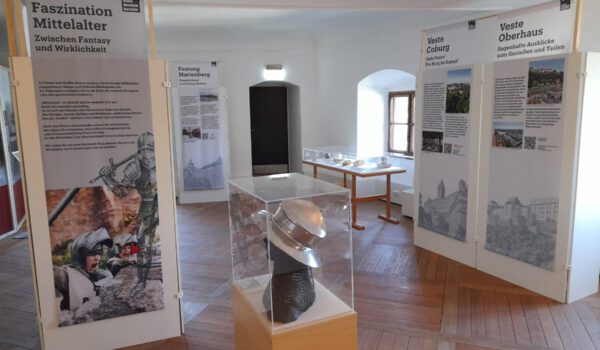 Faszination Mittelalter – Präsentation des Netzwerks Burg.Museen.Bayern im Stadtmuseum Burghausen