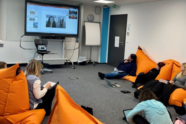 Im Programm Project Global Citizen bilden sich die Teilnehmerinnen und Teilnehmer hinsichtlich kultureller Intelligenz weiter. Bild: Silvia Seibold Im Programm Project Global Citizen bilden sich die Teilnehmerinnen und Teilnehmer hinsichtlich kultureller Intelligenz weiter. Bild: Silvia Seibold