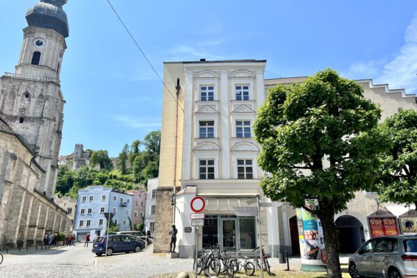 Das ehemalige Modekaufhaus in der Burghauser Altstadt am Stadtplatz soll belebt werden und Kreative zum Werken und Wirken einladen. Es befindet sich zentral in der Burghauser Altstadt und ist umgeben von Gastronomie, einer Schule, einer Kirche und dem Burghauser Rathaus. Das Ladenlokal ist hell und sauber und wird mietfrei von der Stadt zur Verfügung gestellt. Fotocredit: Stadt Burghausen / Königseder