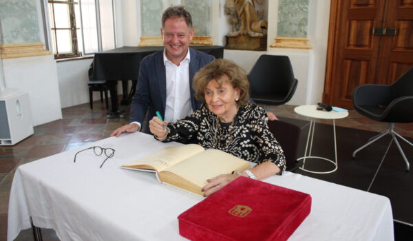 16.7.23 ©Kulturbüro-Eintrag ins Goldene Buch-1