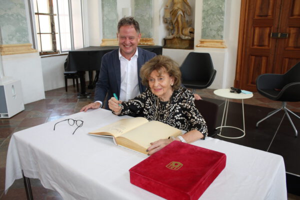 16.7.23 ©Kulturbüro-Eintrag ins Goldene Buch-1