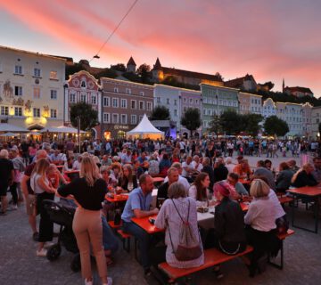 Stimmungsvoll präsentiert sich der Burghauser Stadtplatz beim Brückenfest Fotocredit: Burghauser Touristik