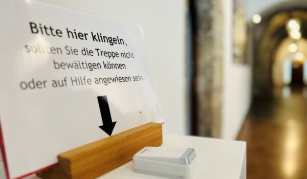 Im Eingangsbereich des Rathauses befindet sich eine Klingel für Pesonen, die ohne Fahrstuhl ihr Amtsgeschäft nicht erledigen können.