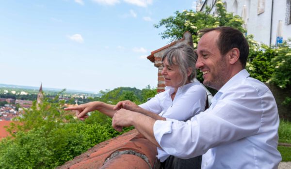 Barbara Hummel, Stadtplanerin aus München, und Manfred Winkler, Leiter des städtischen Bauamts, bei der Besichtigung von Landshut © Stadt Burghausen/ebh