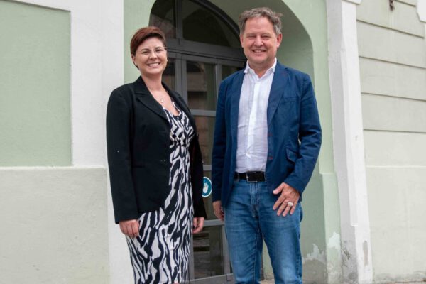 Fotos: Erster Bürgermeister Florian Schneider mit Elina Weinmann, der neuen Leiterin des TUM Akademiezentrums im Kloster Raitenhaslach Fotocredit: Stadt Burghausen/ebh